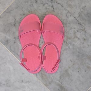 Melissa Coral Pink Logo Slide